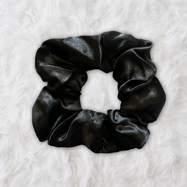 SATIN-SET - Schützen und bürsten Sie Ihr Haar - Schwarze Satin bonnet / Schlafhaube + Entwirrungsbürste  + Scrunchie