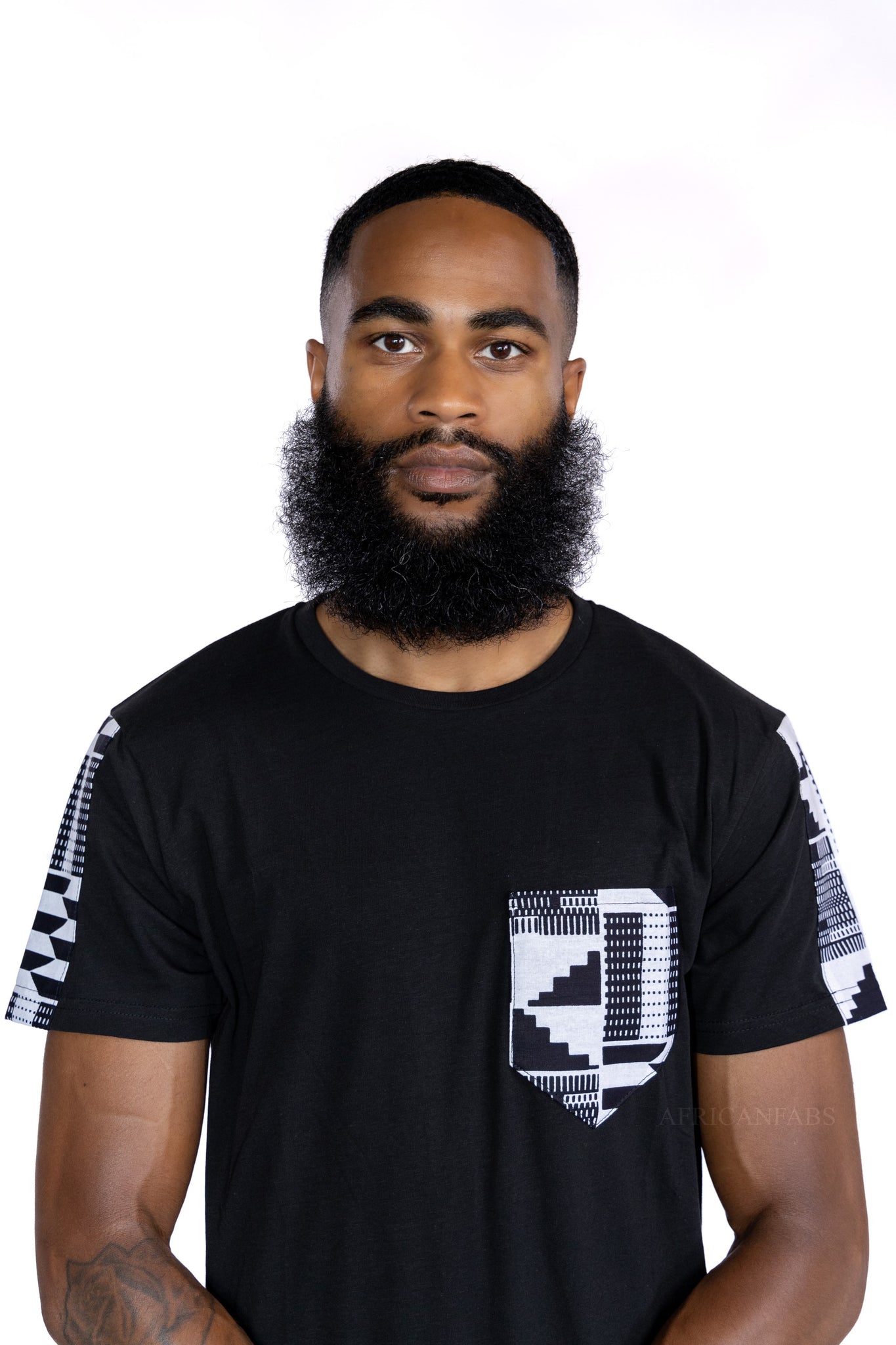 T-Shirt mit afrikanischem Druck - Schwarz / Weiß Kente und Brusttasche
