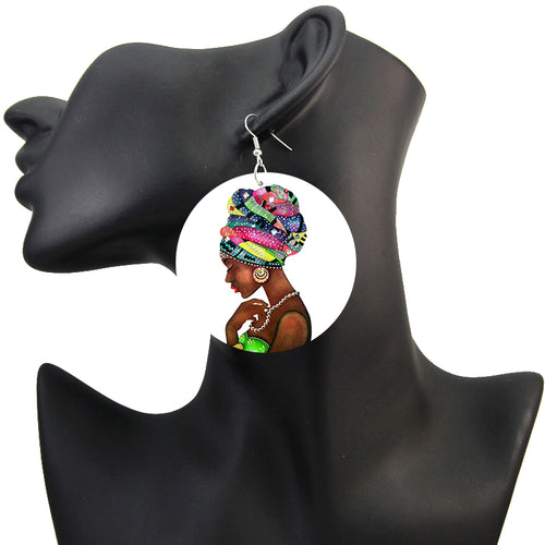 Frau mit buntem Kopftuch - Afrikanische Ohrringe
